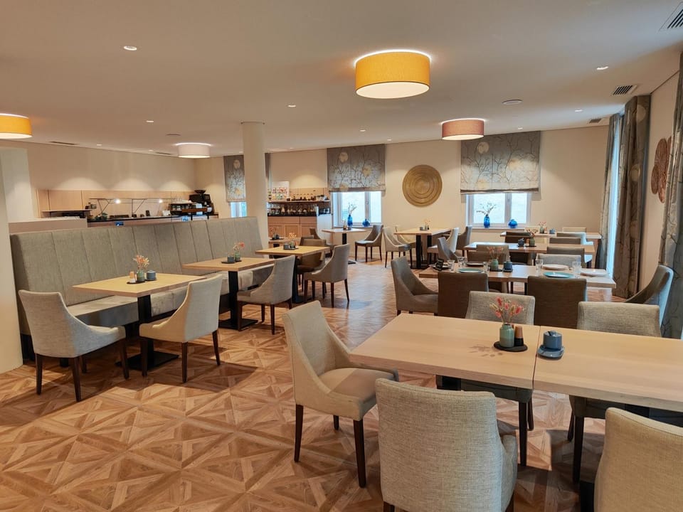 Seating area, Breakfast