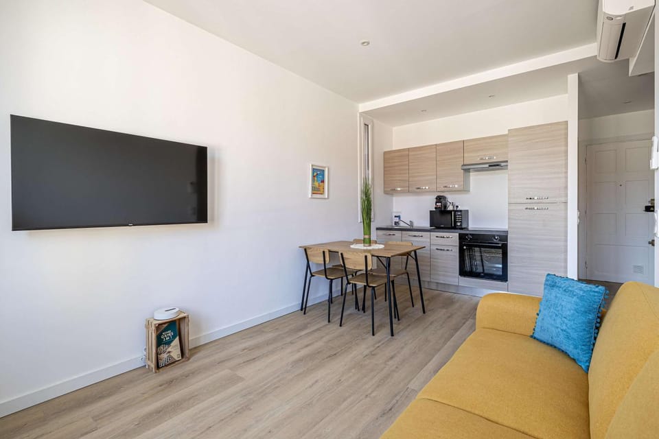 TV and multimedia, Kitchen or kitchenette, Living room, Seating area, Dining area, oven, stove
