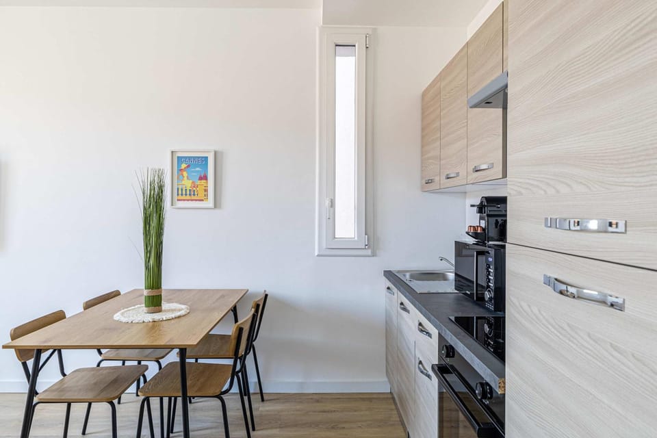 Kitchen or kitchenette, Dining area, stove