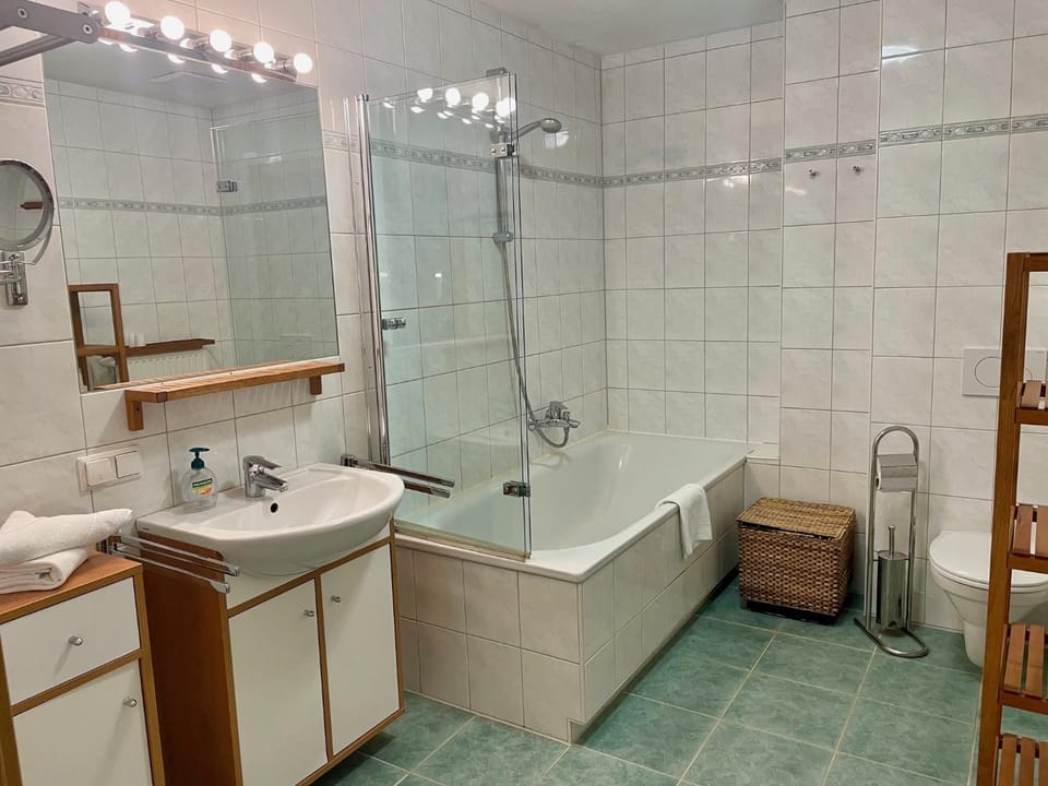 Shower, Toilet, Bathroom, Bath, towels