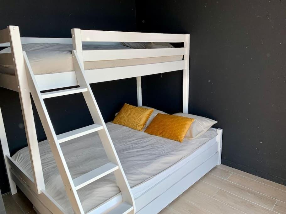 Bedroom, bunk bed
