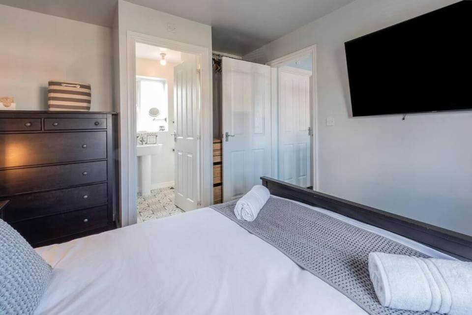 Bed, TV and multimedia, Photo of the whole room, Bedroom, towels