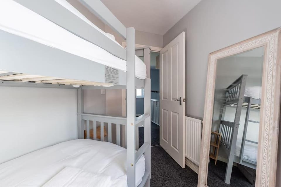 Bed, Photo of the whole room, Bedroom, bunk bed