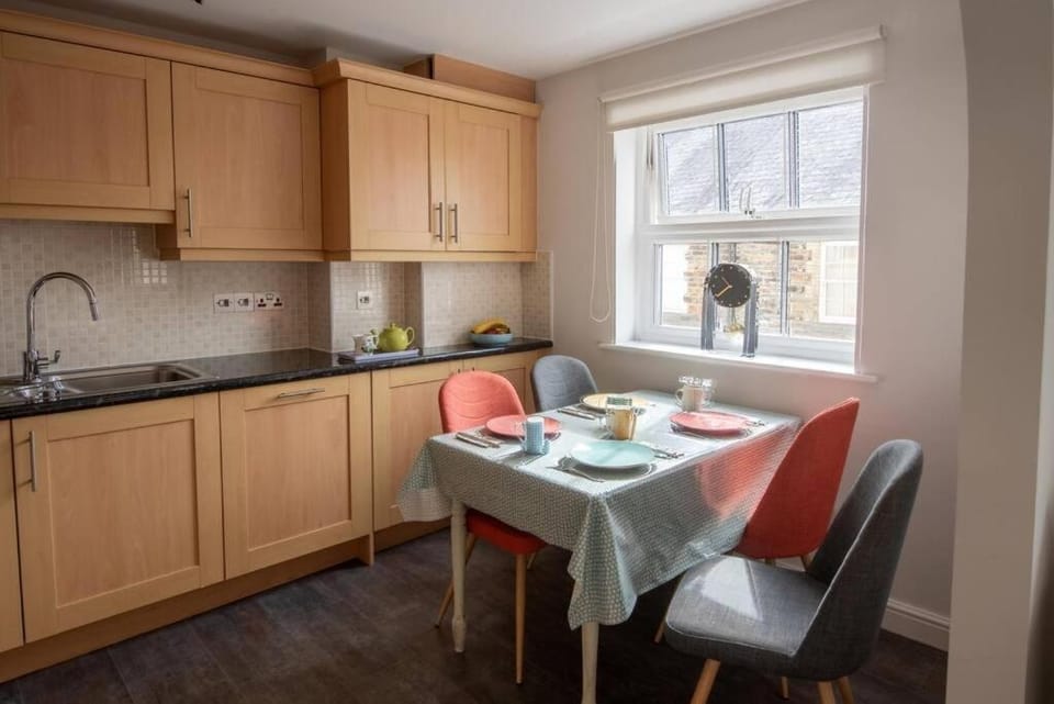 Kitchen or kitchenette, Dining area, stove