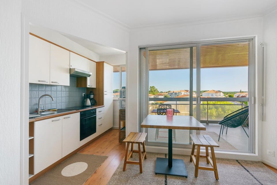 Property building, Kitchen or kitchenette, Living room
