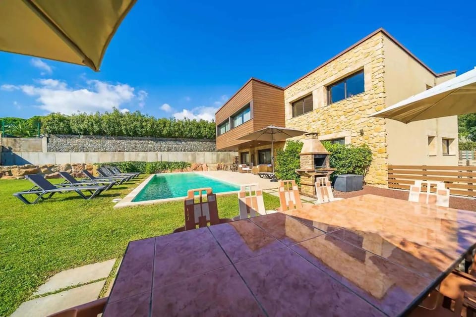 Swimming pool, sunbed
