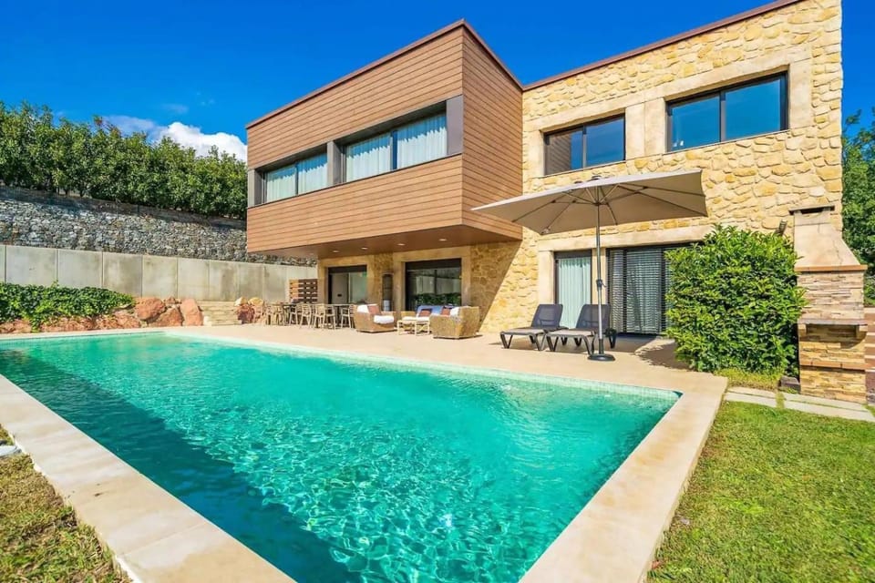 Patio, Pool view, Swimming pool, sunbed