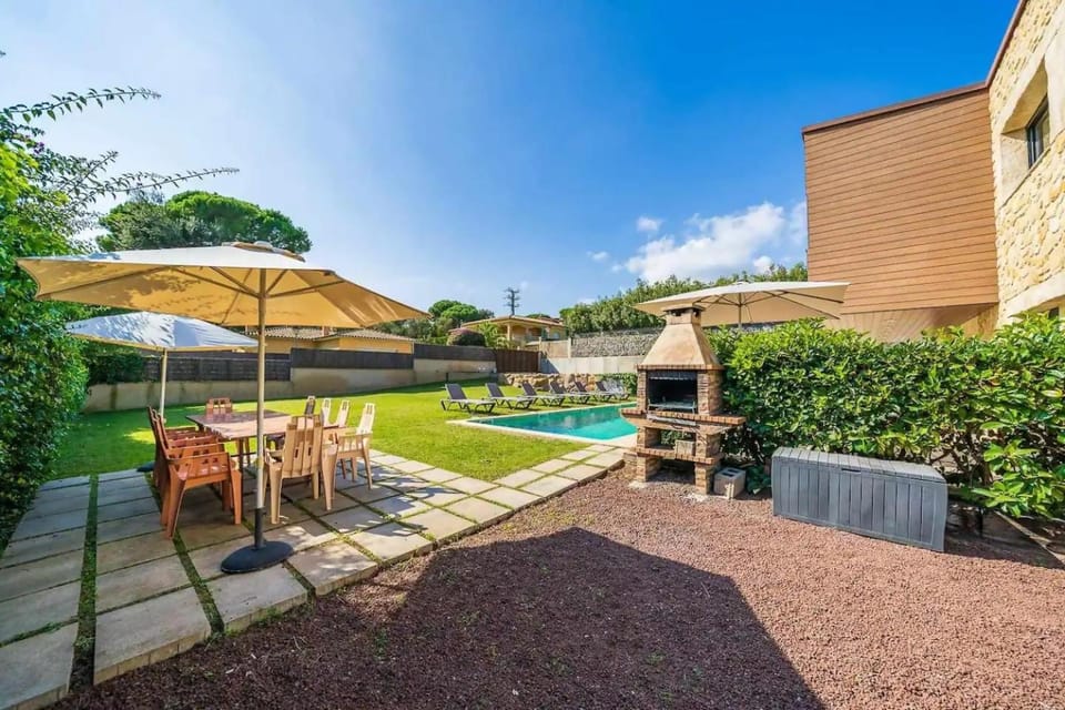 BBQ facilities, Garden, Garden view, Pool view, sunbed