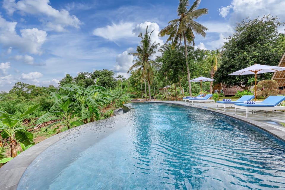 Swimming pool, sunbed