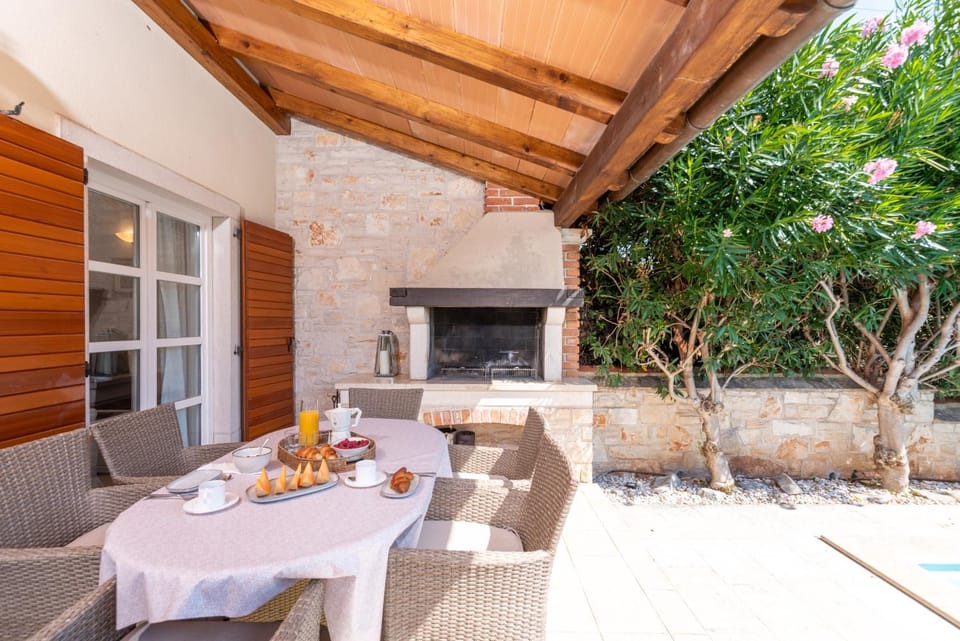 BBQ facilities, Dining area