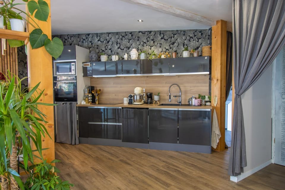 Kitchen or kitchenette, Living room