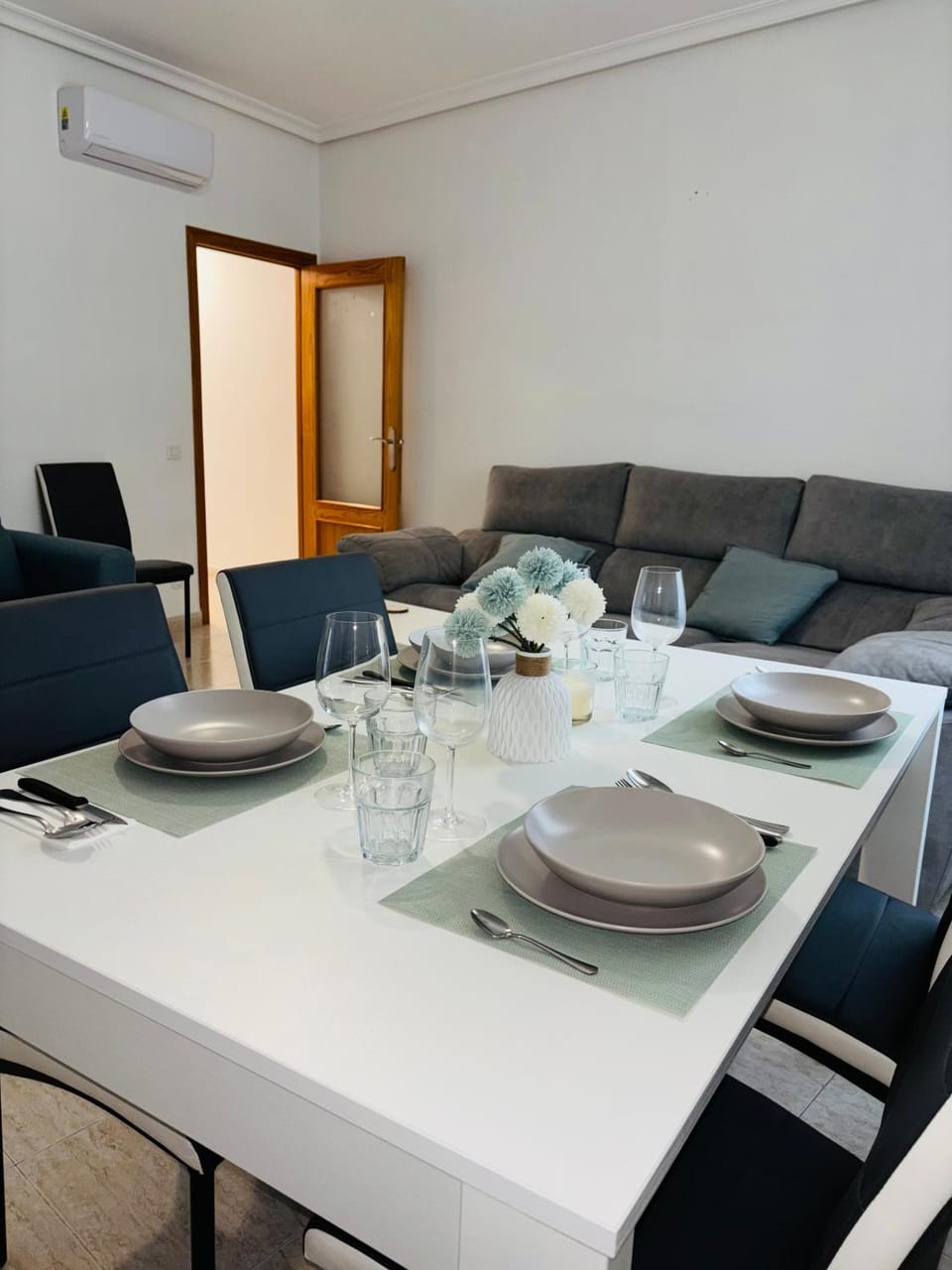 Food and drinks, Dining area, Food