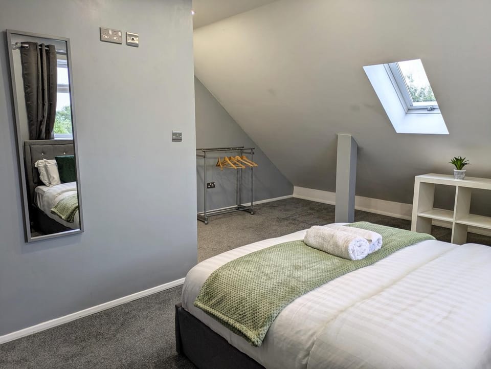 Bed, Photo of the whole room, Bedroom, towels