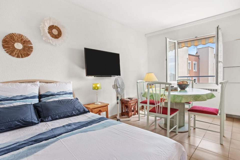 Property building, Living room, Bedroom