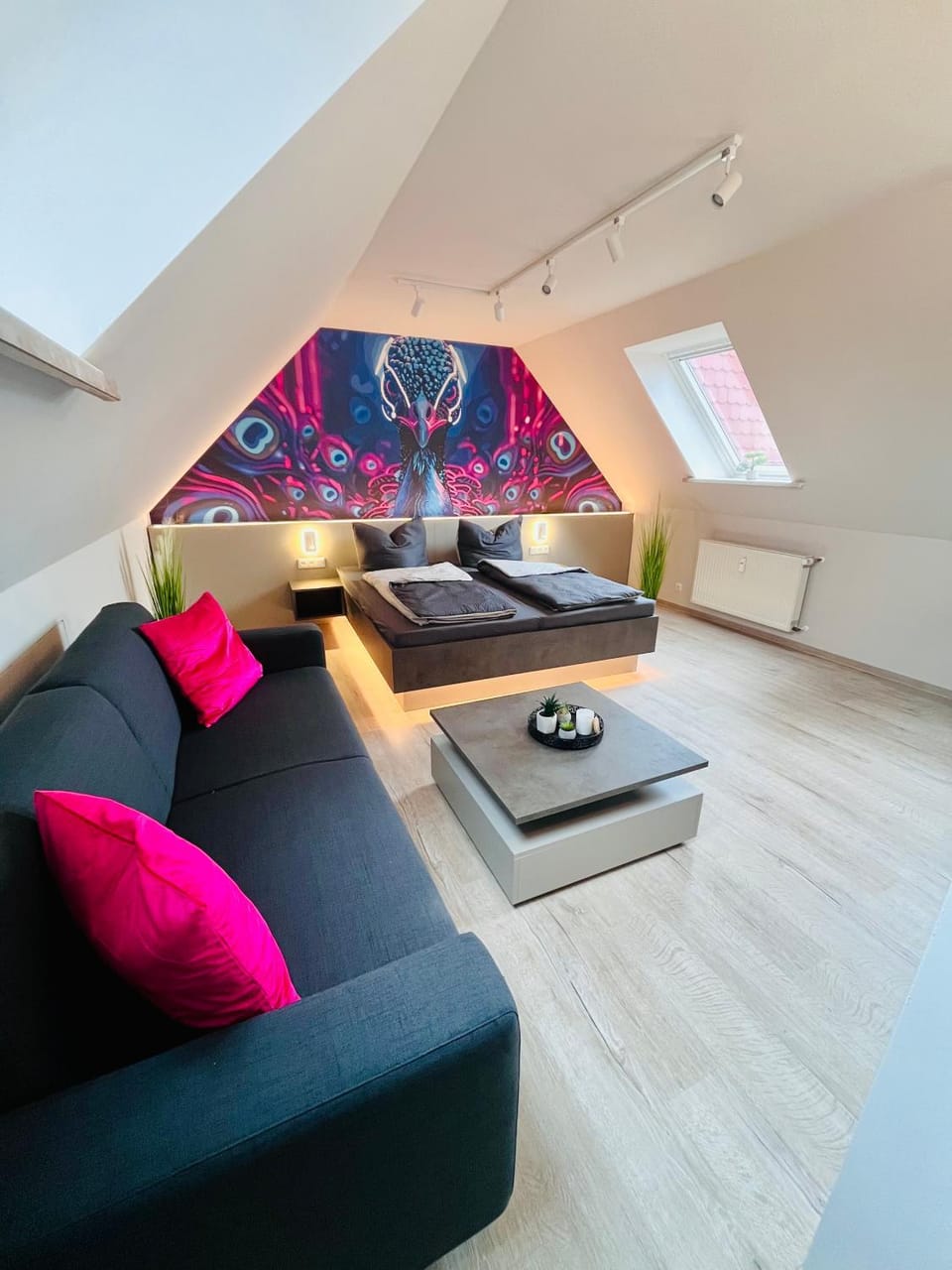 Bed, TV and multimedia, Photo of the whole room, Seating area, Bedroom