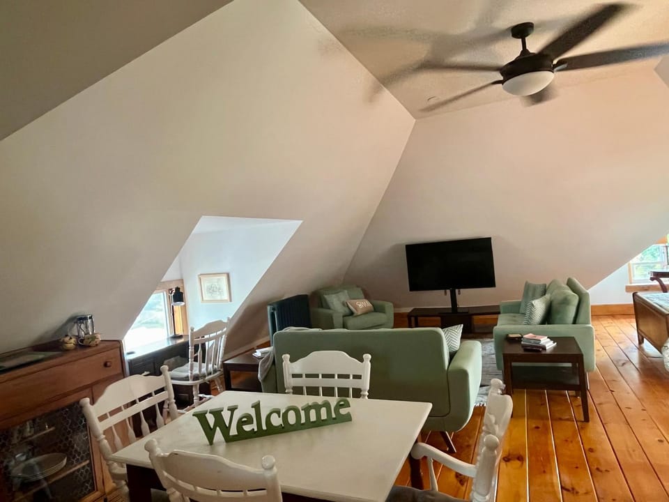 TV and multimedia, Living room, Seating area, Dining area