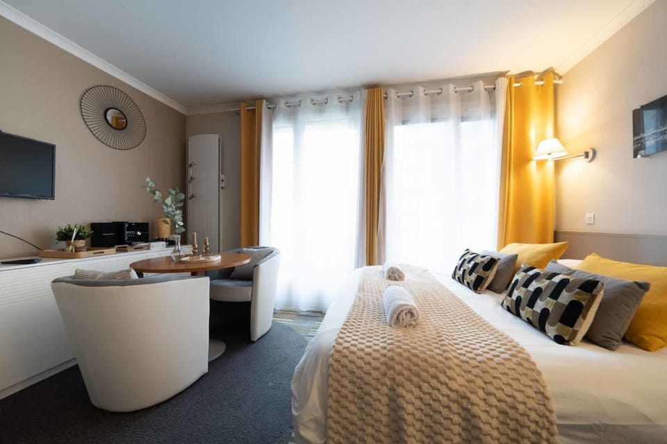 Bed, TV and multimedia, Living room, Photo of the whole room, Bedroom
