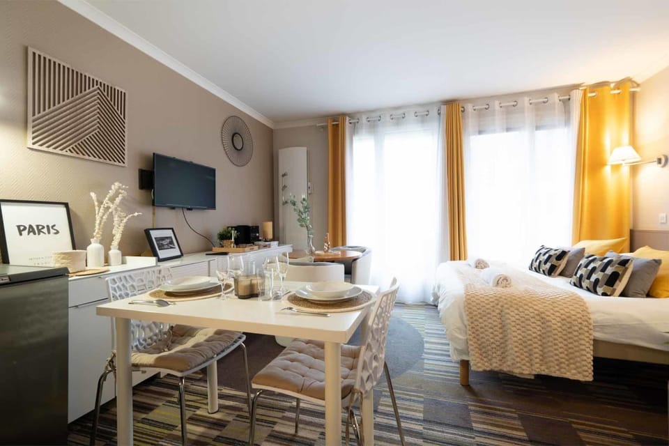TV and multimedia, Photo of the whole room, Seating area, Dining area