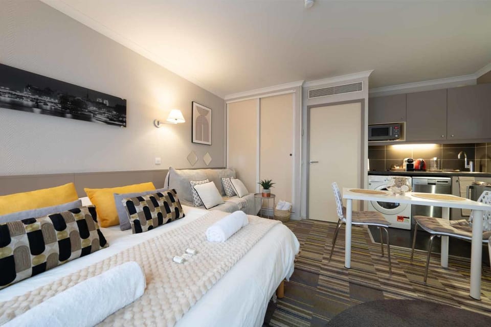 Bed, Kitchen or kitchenette, Dining area