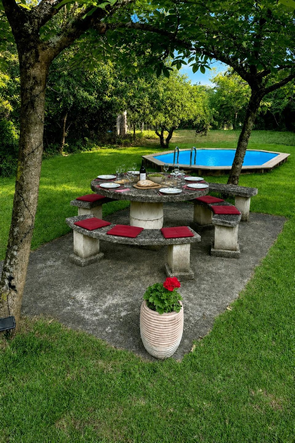 Dining area, Swimming pool, Swimming pool