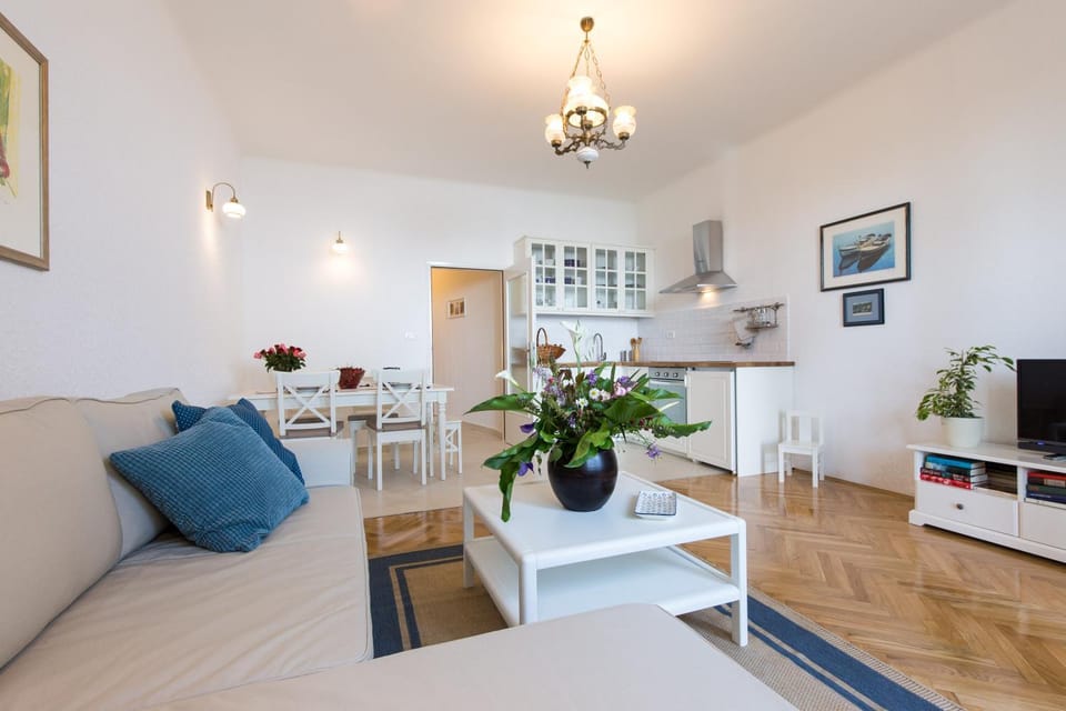 Kitchen or kitchenette, Living room, Seating area, Dining area