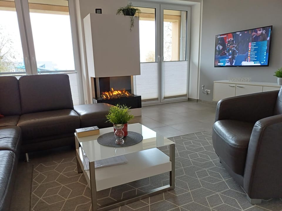 TV and multimedia, Living room, Seating area, fireplace