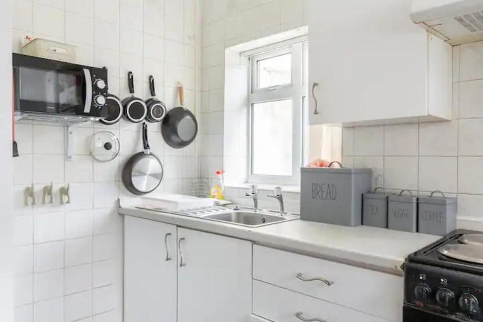 Kitchen or kitchenette, microwave, stove