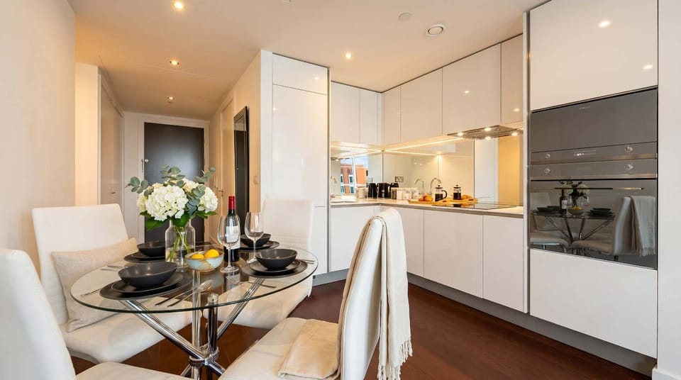 Coffee/tea facilities, Kitchen or kitchenette, Dining area, minibar, stove