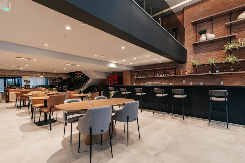 Restaurant/places to eat, Lounge or bar