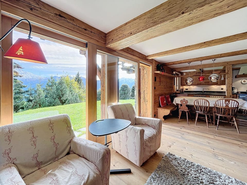 Patio, Living room, Seating area, Dining area, Mountain view