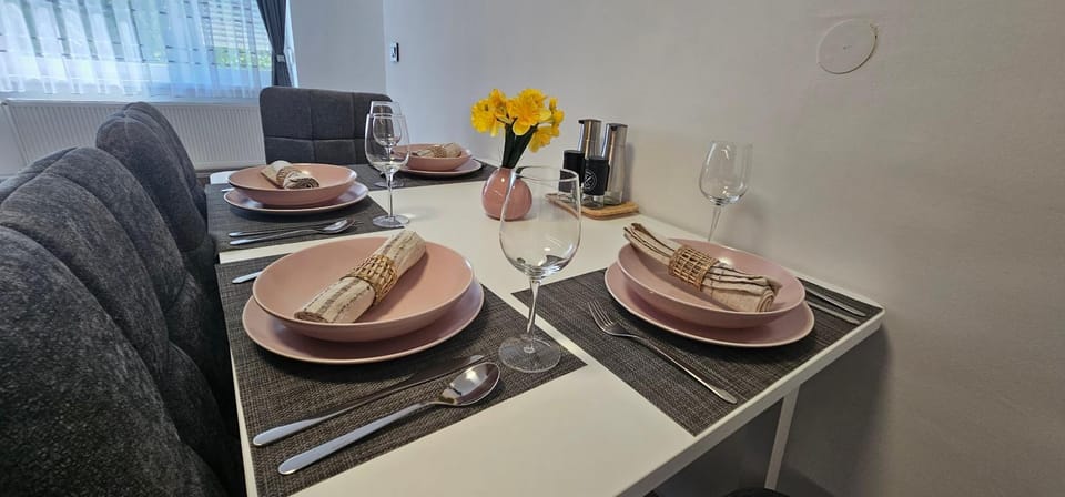 Seating area, Dining area