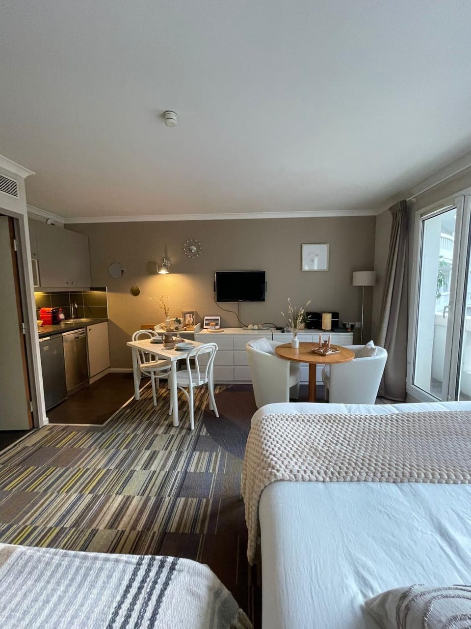 TV and multimedia, Kitchen or kitchenette, Living room, Seating area, Dining area, Bedroom