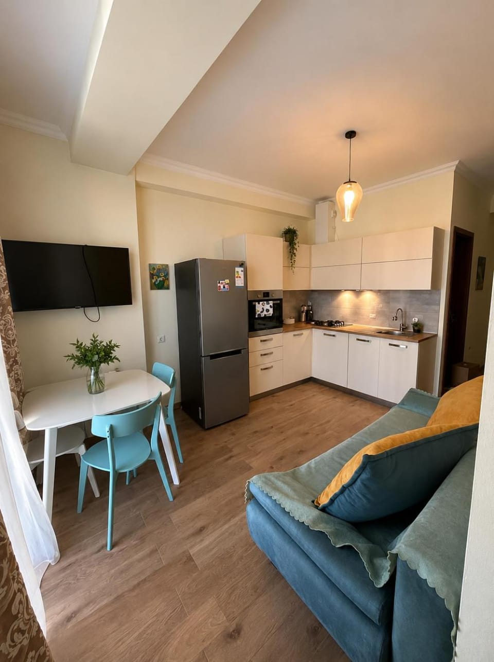 TV and multimedia, Kitchen or kitchenette, Living room, Seating area, Dining area, oven