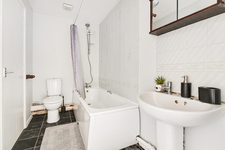 Luxe 2 Bed House in London- Free parking, Free Wifi, Big Garden House in London Borough of Hackney