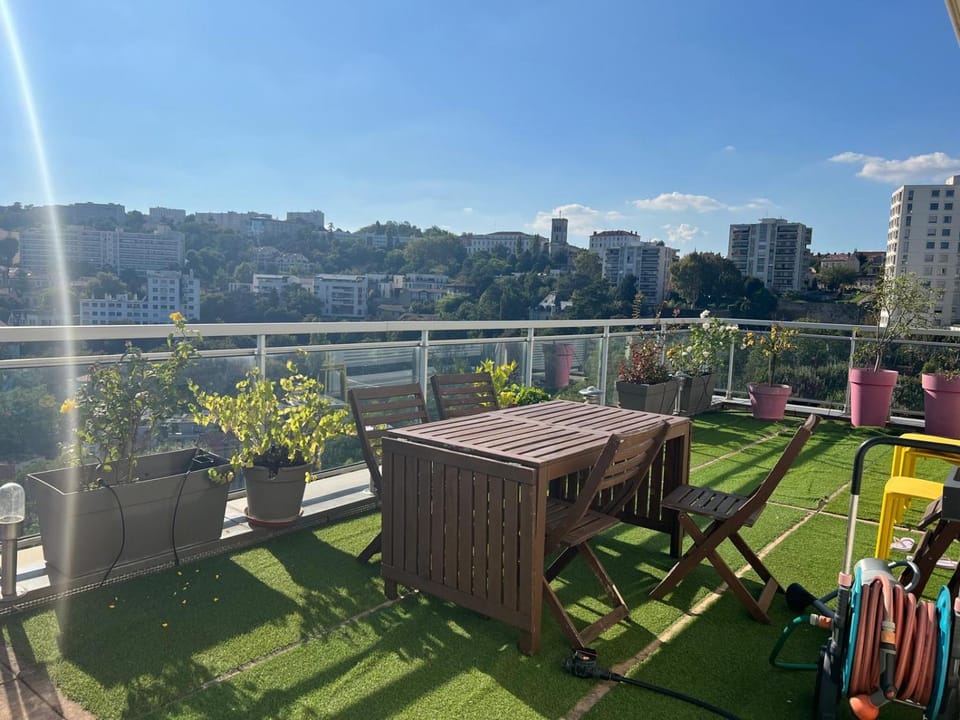 View (from property/room), Balcony/Terrace, City view, Garden view