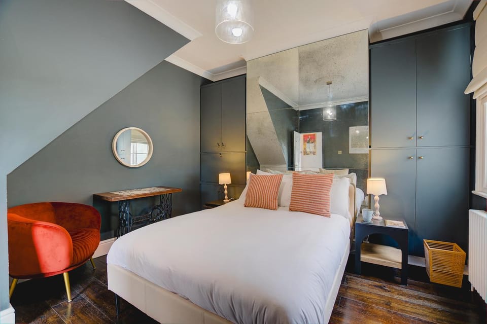 Bed, Photo of the whole room, Seating area, Bedroom