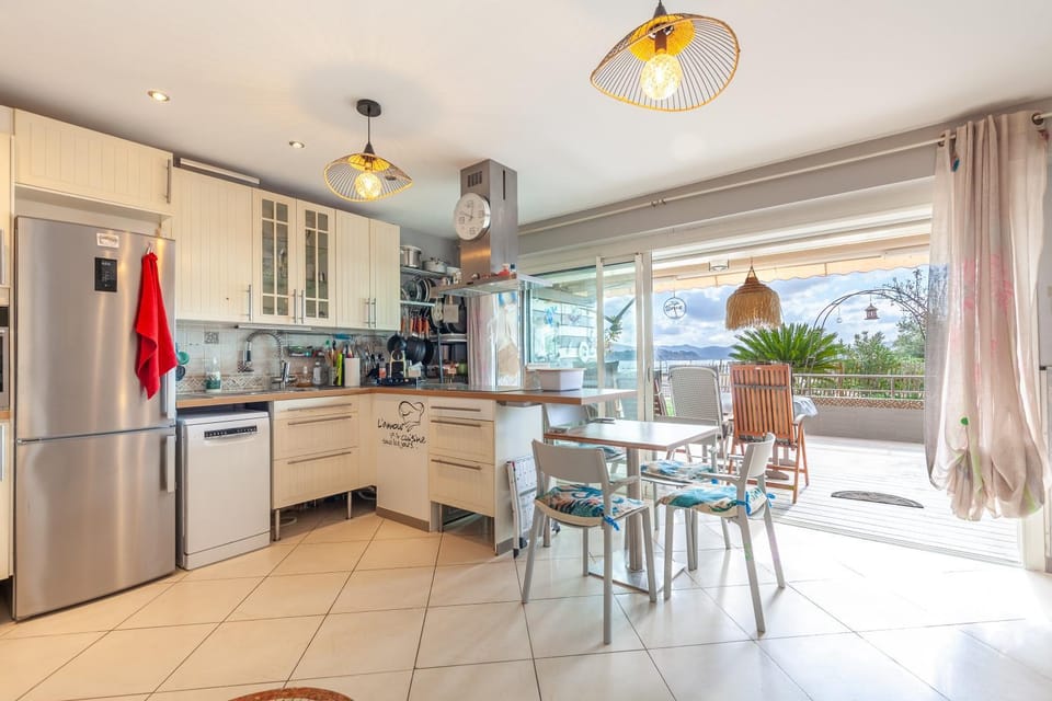 Property building, Kitchen or kitchenette, Living room