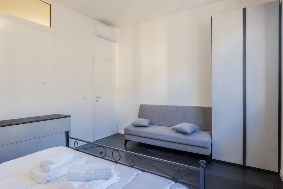 Photo of the whole room, Bedroom, towels, wardrobe