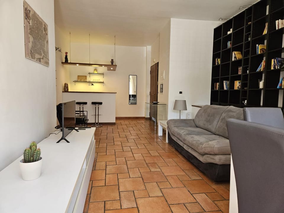 Library, Living room, Lounge or bar, Seating area, minibar
