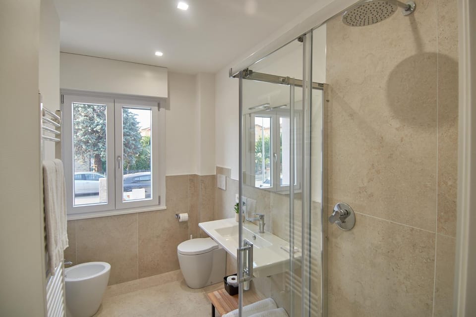 Shower, Toilet, Bathroom, bidet, towels