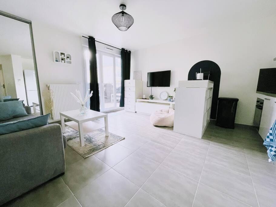 Cosy Studio Balcon Paris&Disney Apartment in Noisy-le-Grand