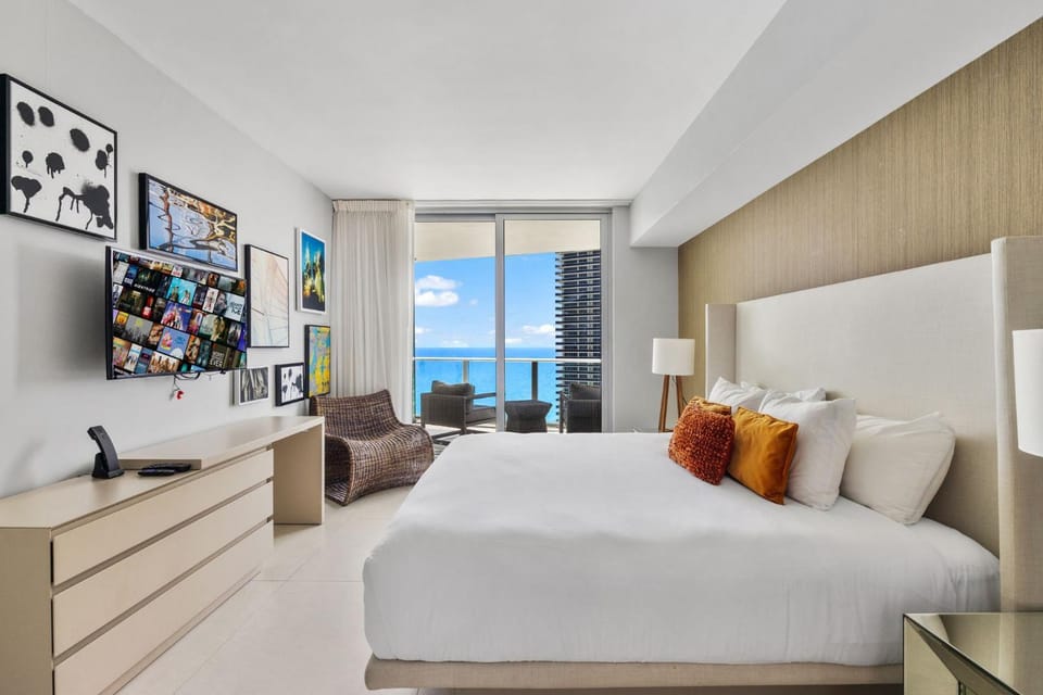Bed, TV and multimedia, Bedroom