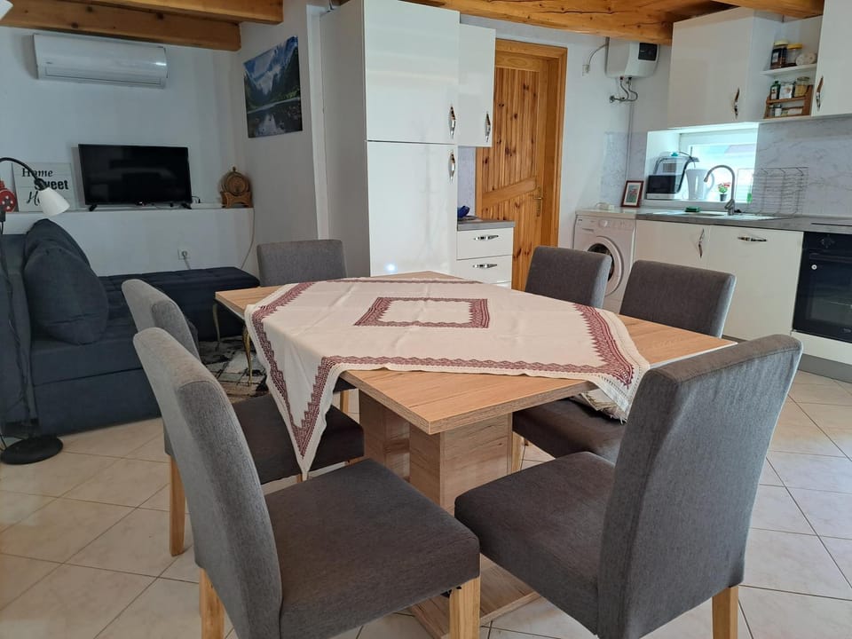 Kitchen or kitchenette, Living room