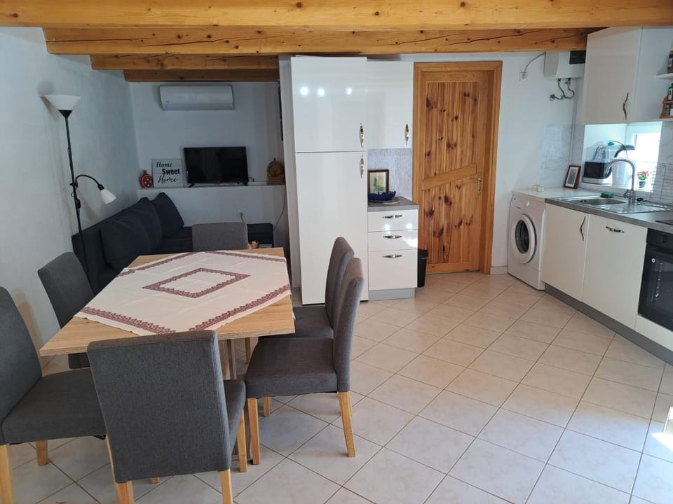 TV and multimedia, Kitchen or kitchenette, Living room, Seating area, Dining area, dishwasher, oven, pet friendly, stove, washing machine
