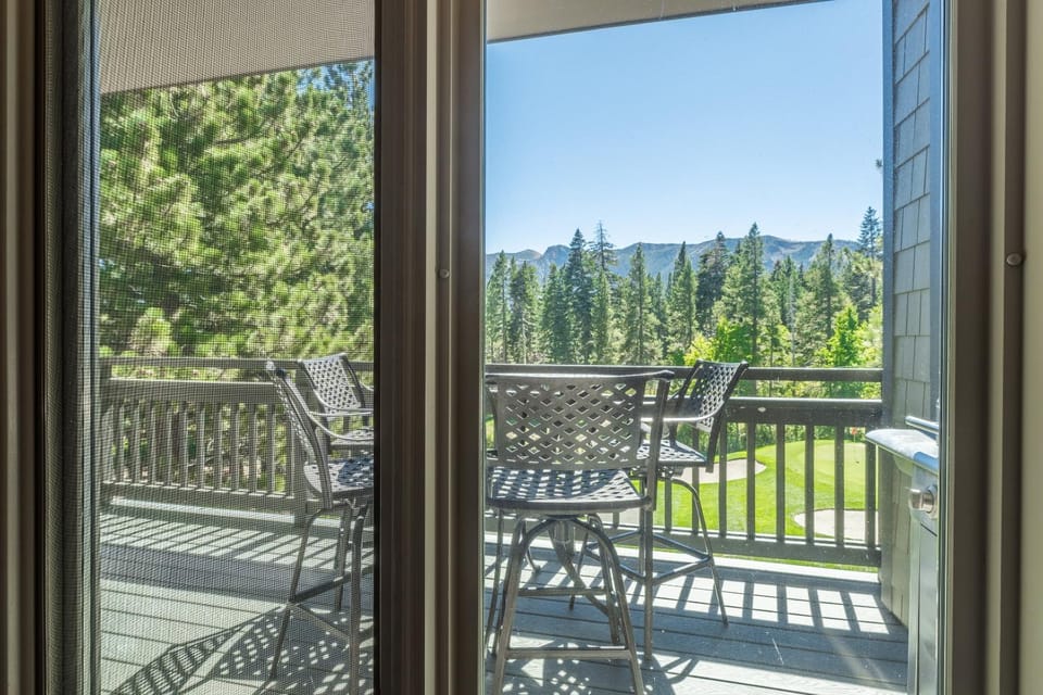 Mammoth Green #210 - Nearly Ski-in Ski-Out 2 Bedroom 2 Bath, Sleeps 6 on Golf Course House in Mammoth Lakes