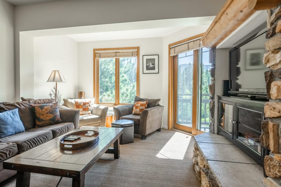 Mammoth Green #210 - Nearly Ski-in Ski-Out 2 Bedroom 2 Bath, Sleeps 6 on Golf Course House in Mammoth Lakes