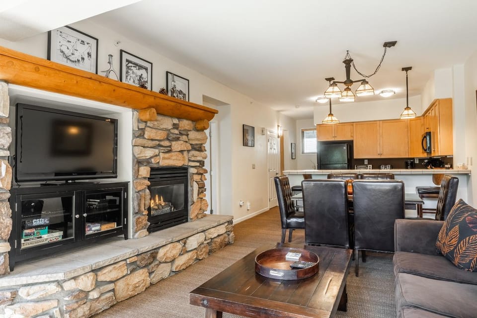Mammoth Green #210 - Nearly Ski-in Ski-Out 2 Bedroom 2 Bath, Sleeps 6 on Golf Course House in Mammoth Lakes