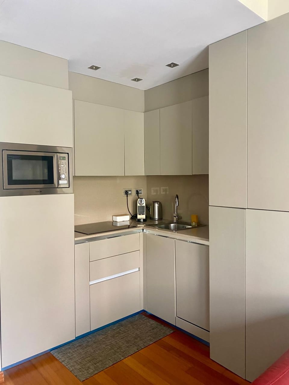 Kitchen or kitchenette, dishwasher, oven, washing machine