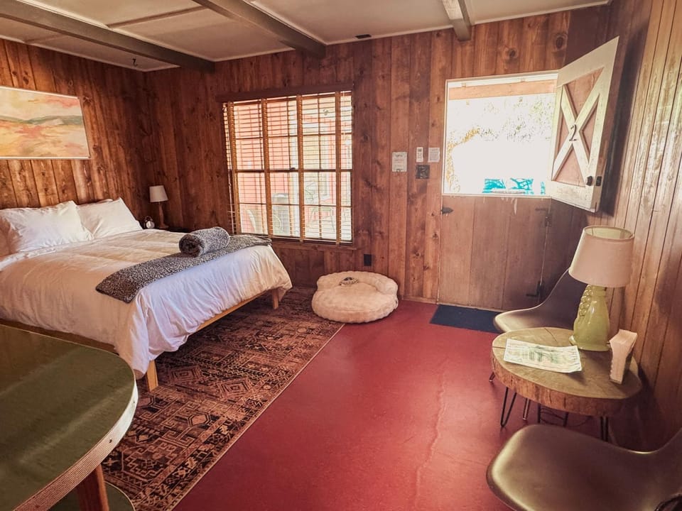 Bed, Photo of the whole room, Seating area, Bedroom