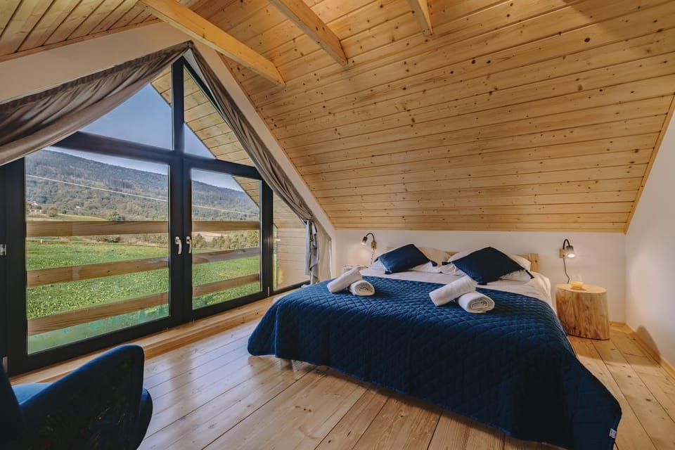 Bed, Photo of the whole room, towels